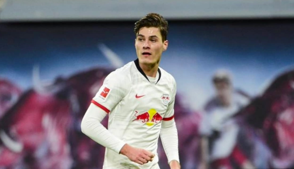 他在中场接 他在中场接